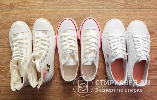 Белые кеды гармонично дополнят практически любой образ, но ухода они требуют особого