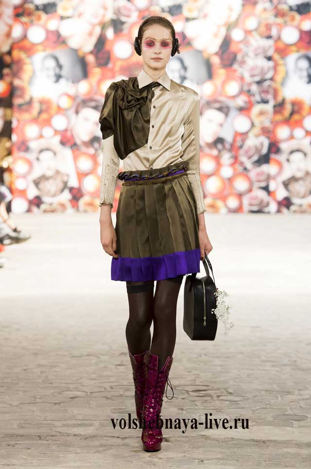 Комплект из атласа в оттенках милитари цвета. Юбка