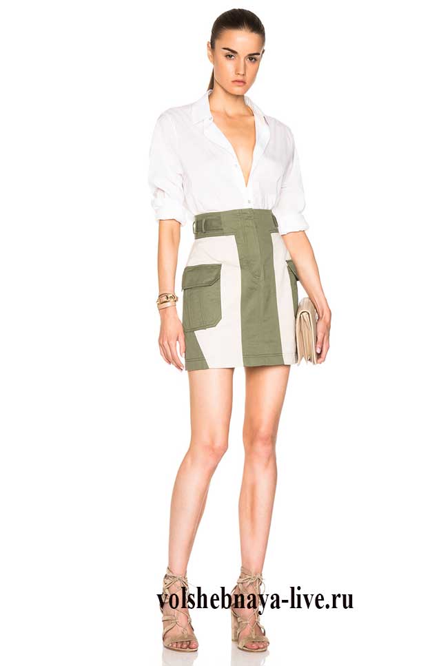 Образ с трапециевидной юбкой цвета хаки и белым бл